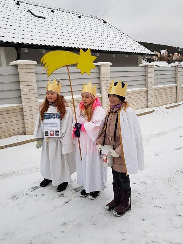 Tříkrálová sbírka na Berounsku a Hořovicku. Králové letos koledovali i v Králově Dvoře.