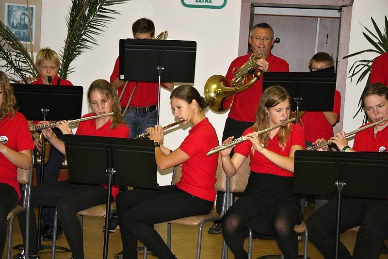 V rámci týdne sociálních služeb vystoupili v Domově Penzionu pro seniory žáci tanečního oddělení a Oddechový orchestr ZUŠ Beroun. 