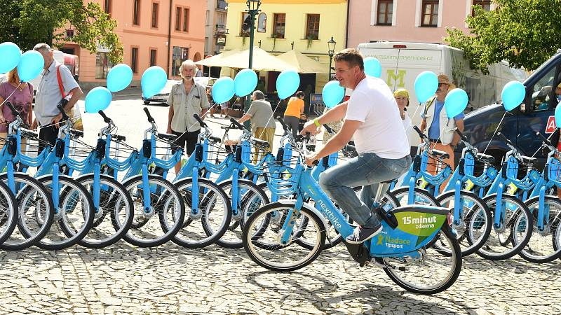 Ze spuštění projektu sdílených elektrokol na Husově náměstí v Berouně.