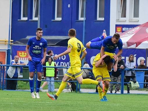 Fotbalisté Králova Dvora (v modrém) doma porazili Domažlice 1:0. 