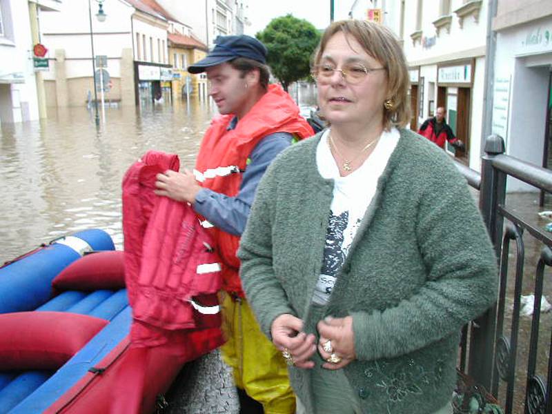 Povodeň před patnácti lety připravila tisíce lidí nejen o domov, ale i o práci. Podnikatelé i obchodníci museli nejprve několik týdnů své obchody i restaurace vyklízet, než je mohli znovu otevřít.Foto: Romana Šimková a archiv deníku