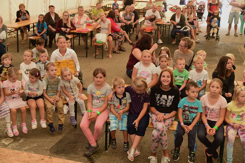 V areálu zámku v Králově Dvoře bylo v neděli veselo s moderátorem Oldou Burdou. Letos dětem přivezl kouzelníka Harryho Pottera.