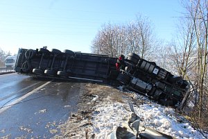 Dopravní nehoda kamionu na 27. kilometru dálnice D5 ve směru na Plzeň u Zdic.