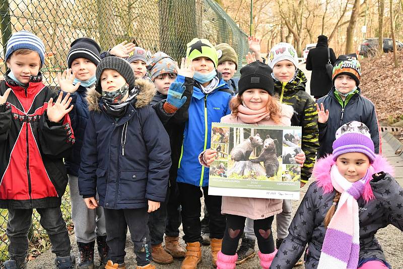 Berounští medvědí bratři oslavili 22. narozeniny. Popřát jim přijel i režisér Václav Chaloupka