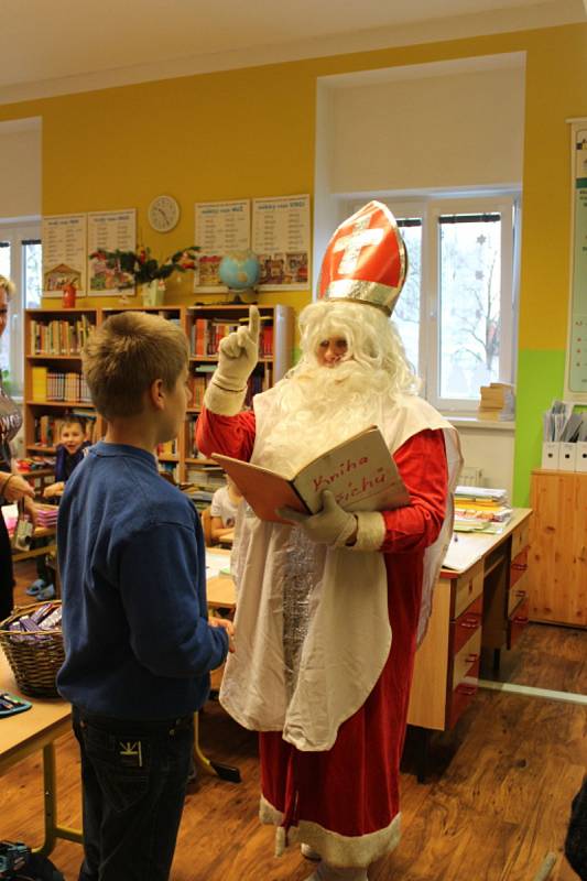 V Základní škole Vráž měli v úterý mikulášskou nadílku. Děti, co neměly čisté svědomí, se čerta bály. Někteří školáci i uronili slzičku.