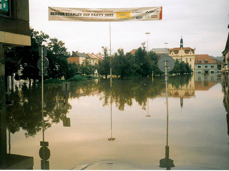 Povodeň před patnácti lety připravila tisíce lidí nejen o domov, ale i o práci. Podnikatelé i obchodníci museli nejprve několik týdnů své obchody i restaurace vyklízet, než je mohli znovu otevřít.Foto: Romana Šimková a archiv deníku