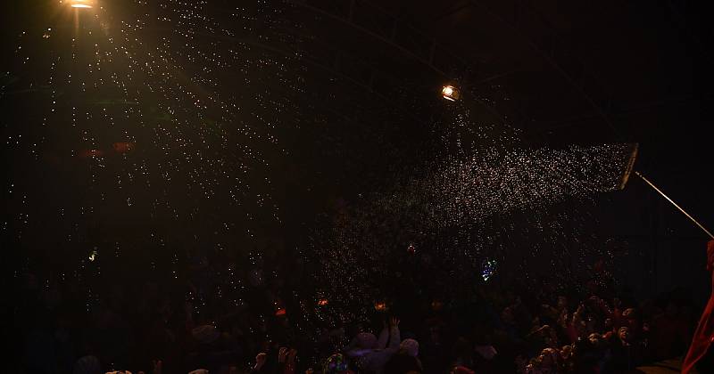 Bublinová show jako součást doprovodného programu v rámci lampionového průvodu v Králově Dvoře.