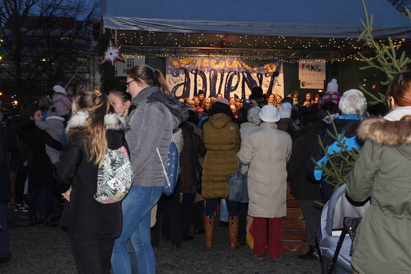 Na Husově náměstí v Berouně v pondělí zazpívaly děti Základní umělecké školy Václava Talicha vánoční koledy.