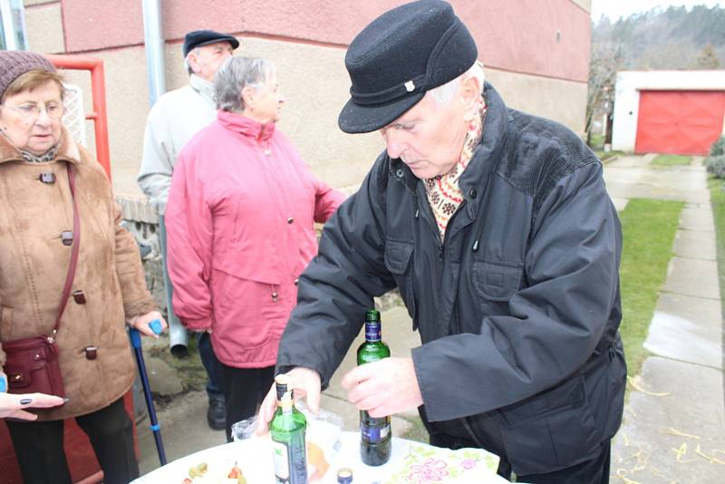 Masopustní průvod v Popovicích provázelo bujaré veselí, hudba, dobré jídlo, pití a tanec.