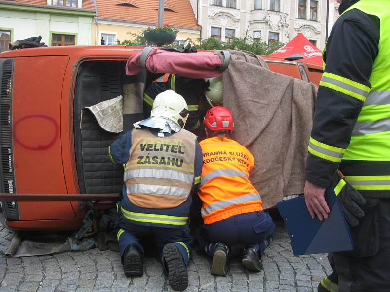 Hasiči společně se záchranáři museli zvládnout čelní střet vozů