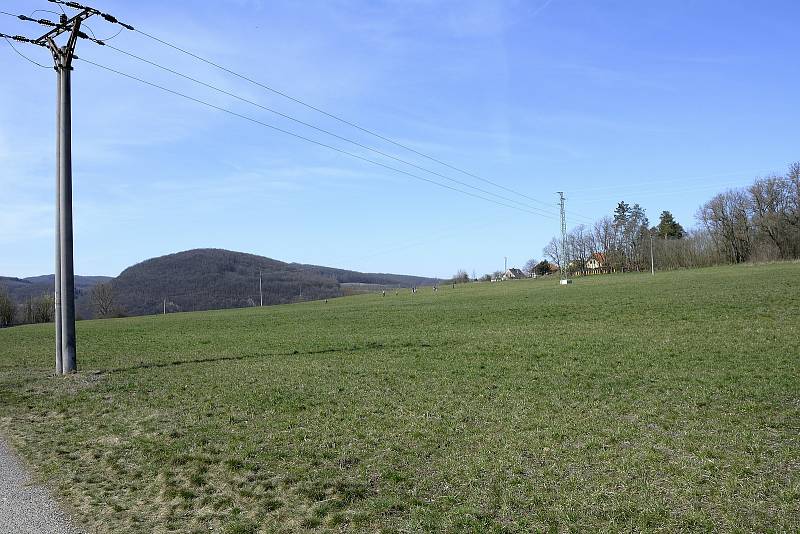 Lokalita v obci Srbsko známá jako Hrašov, kde se pozemky nacházejí.