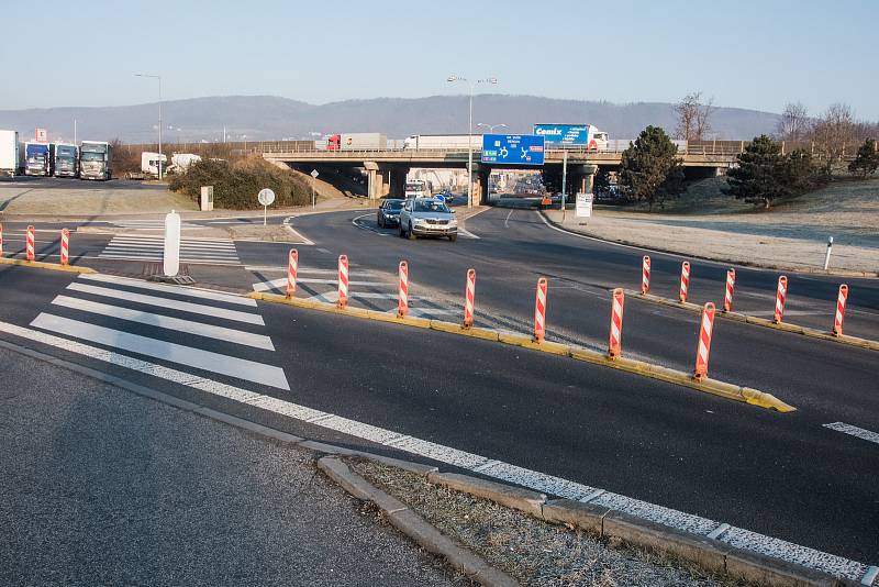 Dopravní opatření na výjezdu z dálnice D5 do berounské ulice Koněpruská. Nyní zde nelze odbočit vlevo