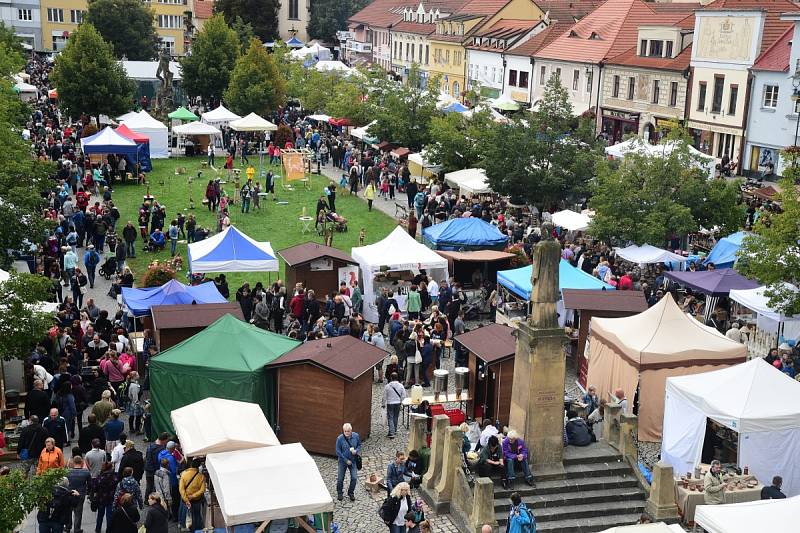 Hrnčířské trhy na Husově náměstí v Berouně.