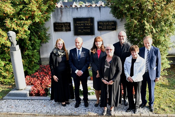 Jako každoročně podzimní mezinárodní festival Talichův Beroun, který pořádá Talichovo Berounsko, započal pietním aktem u hrobu Václava Talicha.