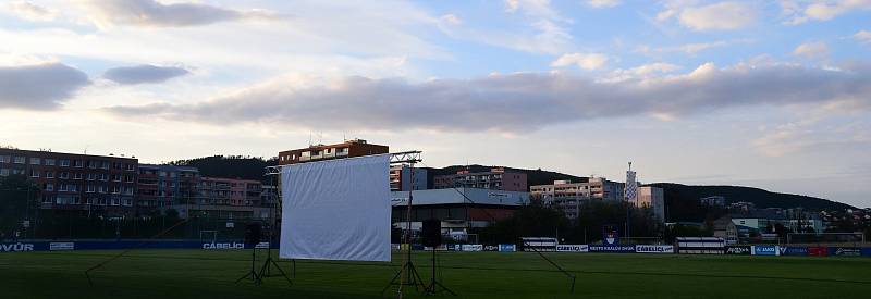 Promítání na fotbalovém stadionu králodvorských Cábelíků.