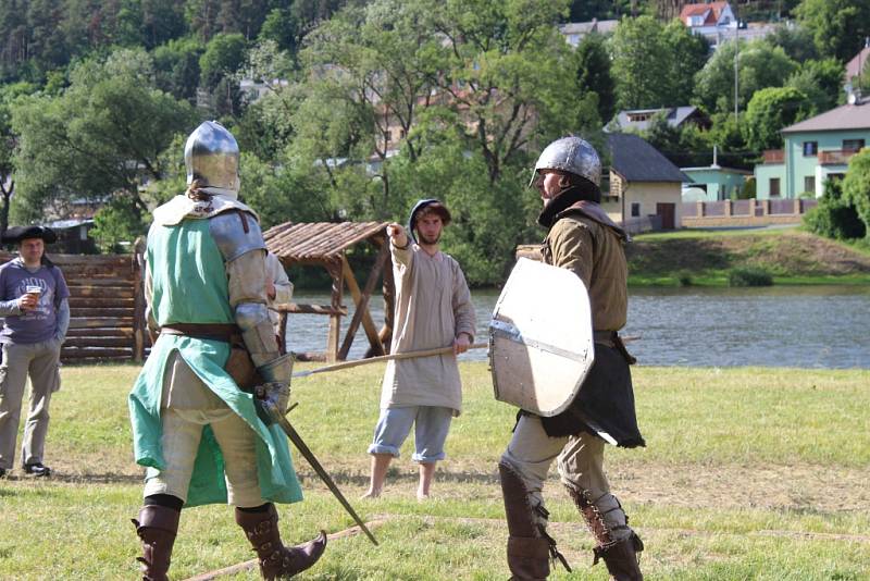 Letošní ročník Velké bitvy v Nižboru, který se konal v sobotu na prostranství Panské louky u řeky Berounky, přinesl přenesl návštěvníky nejen do středověku, ale i do období druhé světové války.