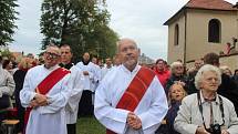 Desítky Ludmil z Česka, ale i Slovenska a stovky dalších lidí přijely v sobotu na Svatoludmilskou pouť, která se už tradičně konala v obci Tetín.