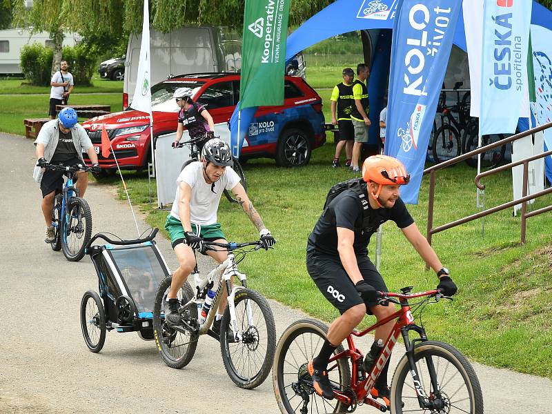 Cyklisté při víkendové akci pro celou rodinu Kolo pro život.