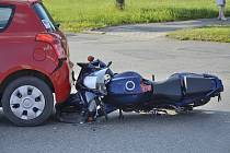 Srážka motocyklu a osobního auta. Ilustrační snímek