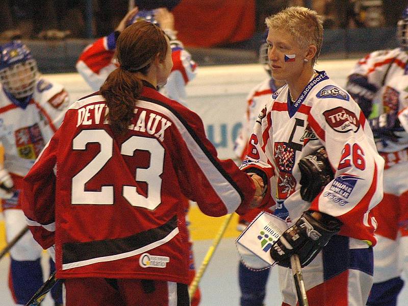 České reprezentantky ve finále mistrovství světa in-line hokeje v Berouně porazily Kanadu 3:1. 