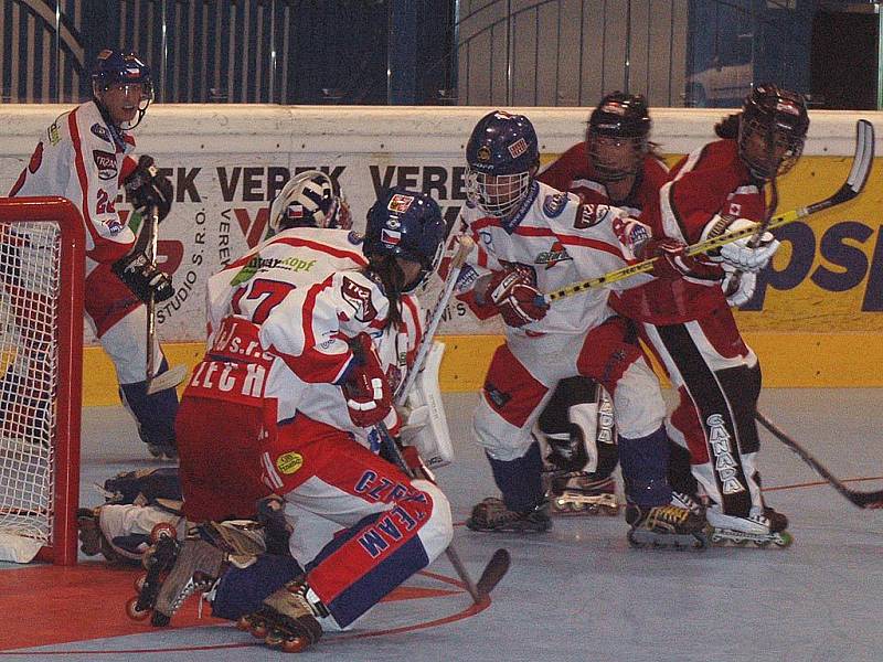 České reprezentantky ve finále mistrovství světa in-line hokeje v Berouně porazily Kanadu 3:1. 