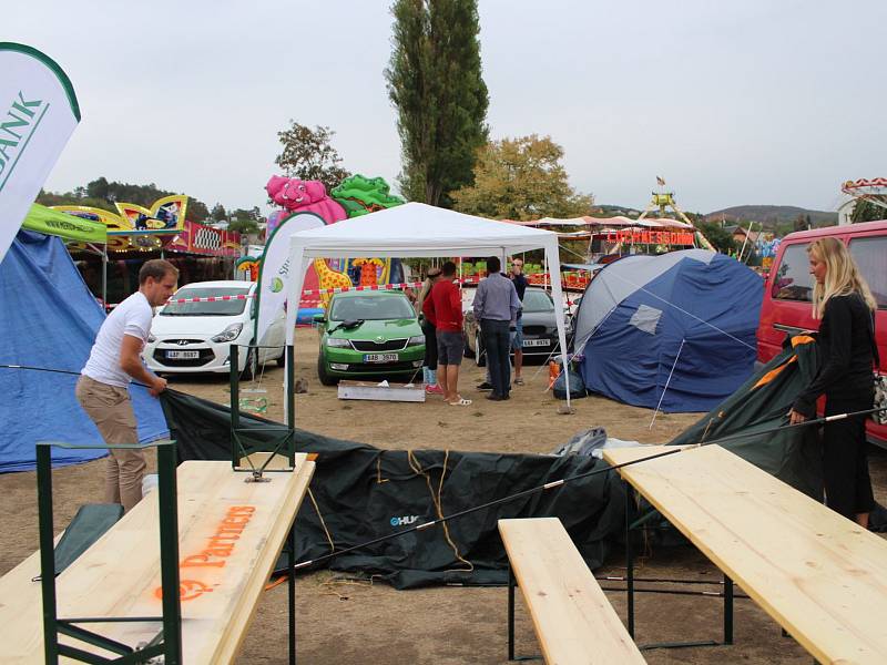 V berounském autokempu bylo o víkendu rušno. Konal se zde už 13. ročník závodů dračích lodí Berounský drak. Jeho součástí byl i Lunapark pro děti.