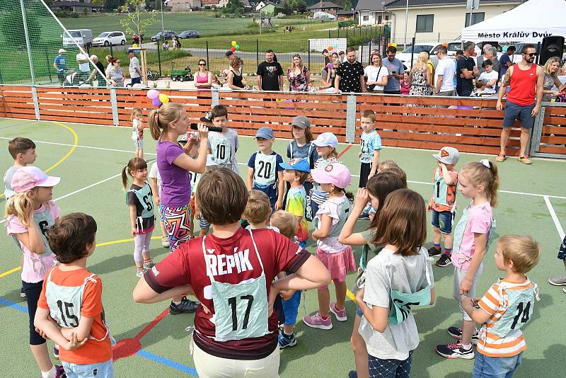 Nové multifunkční hřiště se otevřelo při příležitosti dětského sportovního dne