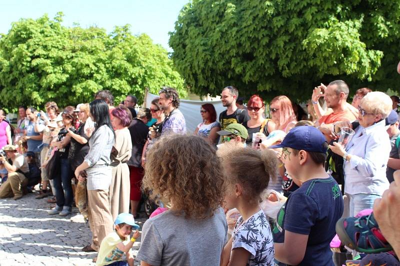 Na zámku v Nižboru zahájili novou sezonu oslavou keltského svátku Beltaine. Zajímavý program plný zábavy přilákal davy lidí.