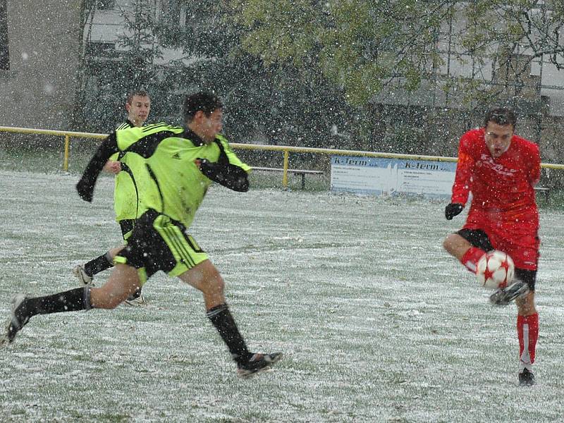 Fotbalisté Hostomic ve sněhové vánici porazili Maršovice 2:1.