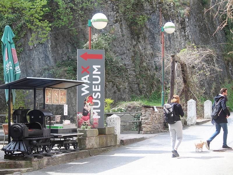 Hrad Karlštejn je stále uzavřený. Stejně tak i většina obchodů.