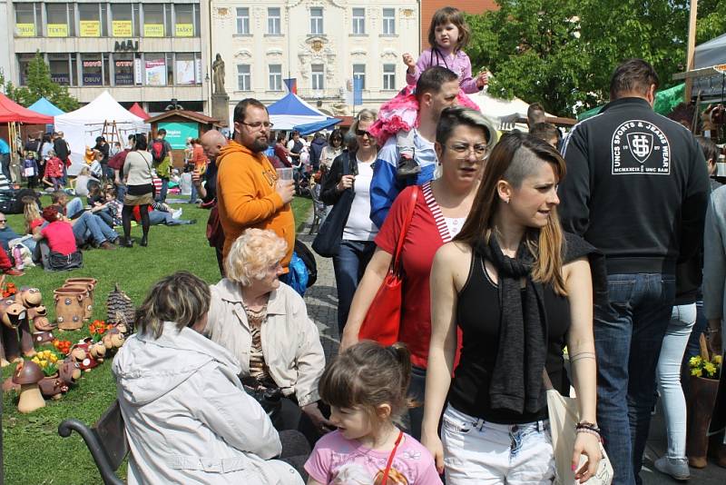 Kvalitního zboží je široká nabídka. Na trzích panuje tradičně příjemná atmosféra. Sobotní počasí bylo slunečné.