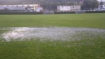 Stadion v Komárově připomínal spíš plavecký bazén než fotbalový stánek.