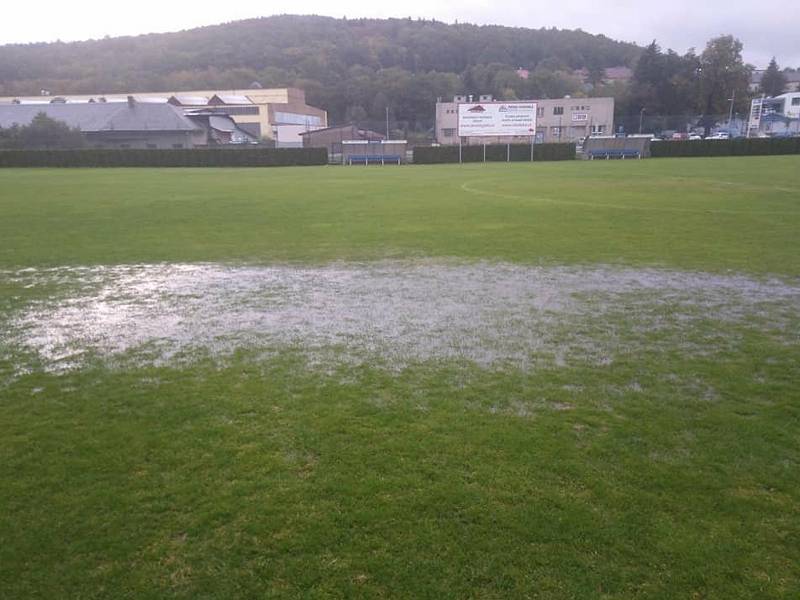 Stadion v Komárově připomínal spíš plavecký bazén než fotbalový stánek.