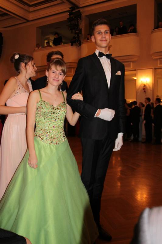 Podzimní Kurz tanečních pro mládež, který už tradičně pořádá v Berouně Romana Chvátalová, v pátek zakončil Věneček.