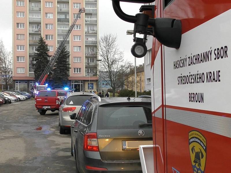 Z prověřovacího cvičení hasičů zaměřeného na bytové požáry ve výškových budovách v Berouně.