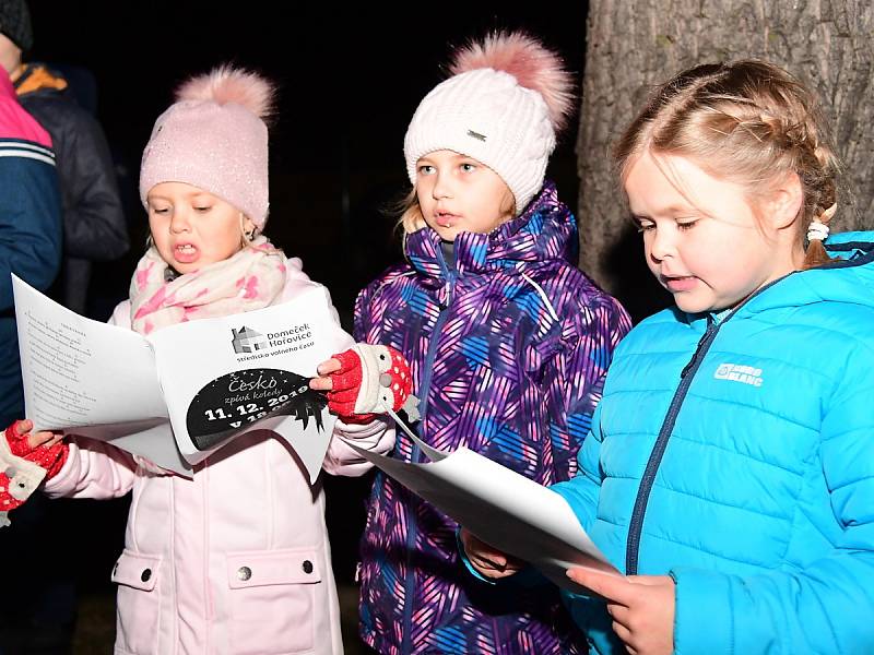 Česko zpívá koledy. Před střediskem volného času Domeček v Hořovicích.