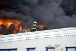 Požár průmyslové haly v Žebráku