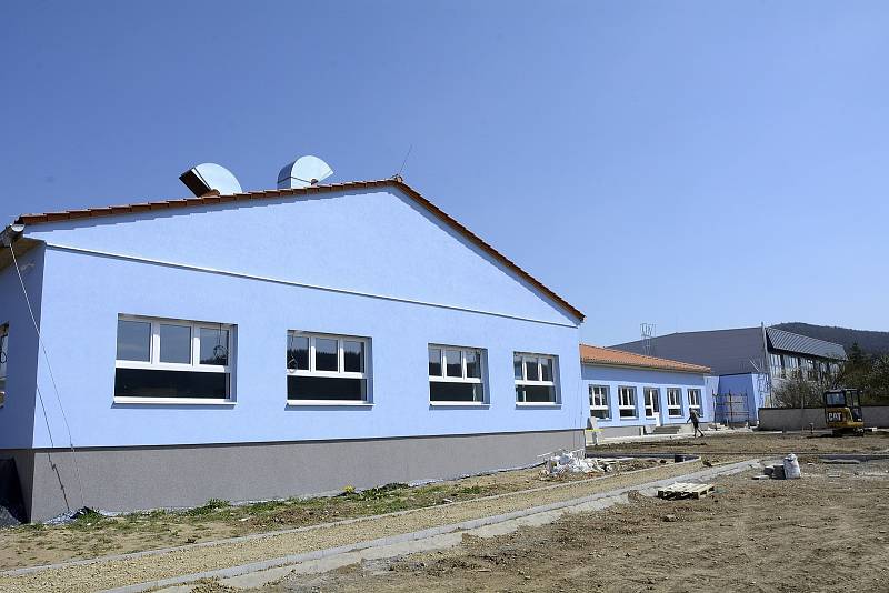 Pohled za dvora nové školky v Hýskově.
