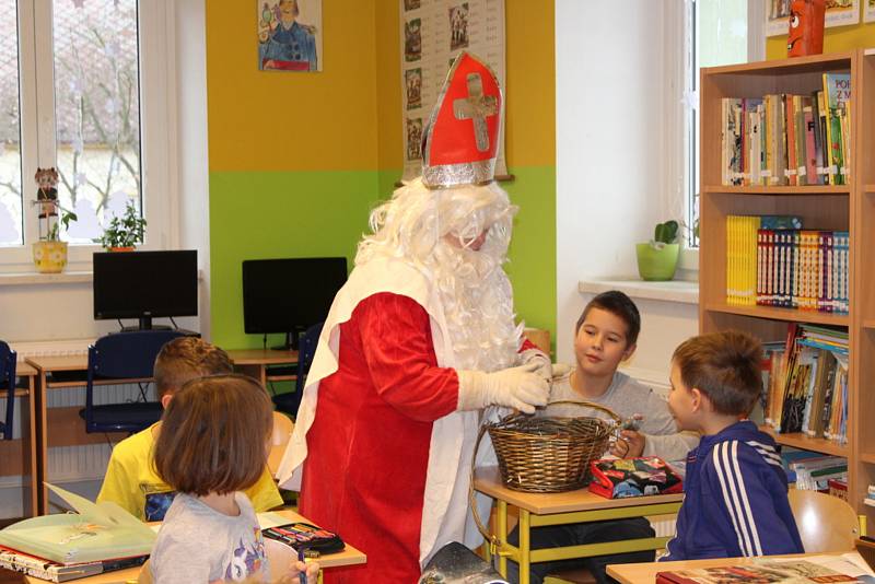 V Základní škole Vráž měli v úterý mikulášskou nadílku. Děti, co neměly čisté svědomí, se čerta bály. Někteří školáci i uronili slzičku.