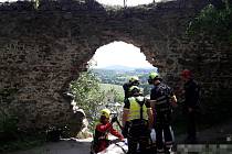 Středočeští hasiči zasahovali u zříceniny hradu Zbořený Kostelec.