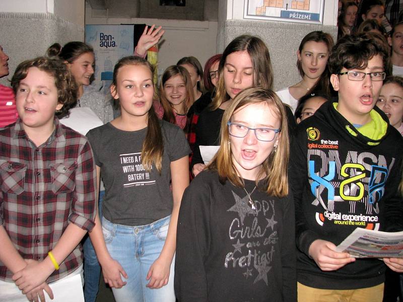 K akci Česko zpívá koledy se přidaly stovky hořovických školáků. Žáci zpívali na chodbách a schodištích budovy druhé základní školy a gymnázia. 