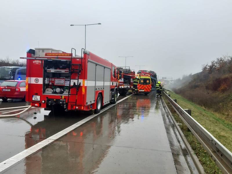 Tragická dopravní nehoda na Pražském okruhu nedaleko Jesenice ve směru k letišti.