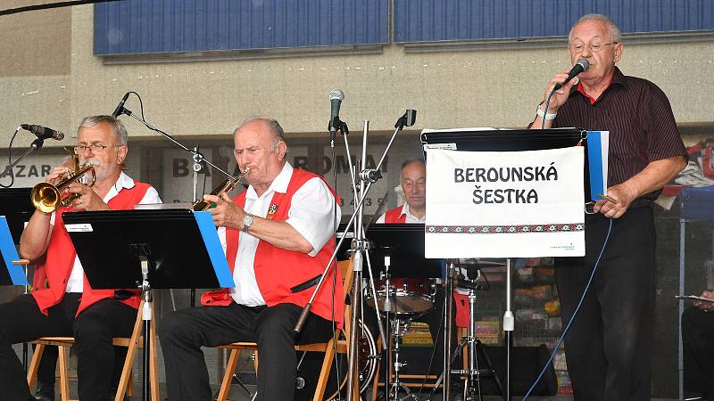 Odpoledne u Hvězdy s dechovou a cimbálovou muzikou, Beroun.