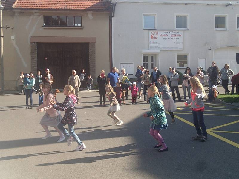 Poslední zářijový den byl významným pro obyvatele obce Otmíče. Slavili vinobraní.