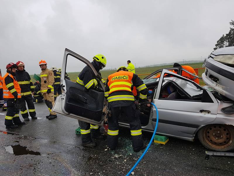 Cvičení složek integrovaného záchranného systému na letišti u Tlustice: zásah u vážné hromadné dopravní nehody.