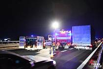 Při nehodě tří vozidel na dálnici D5 u Rudné zemřel člověk.