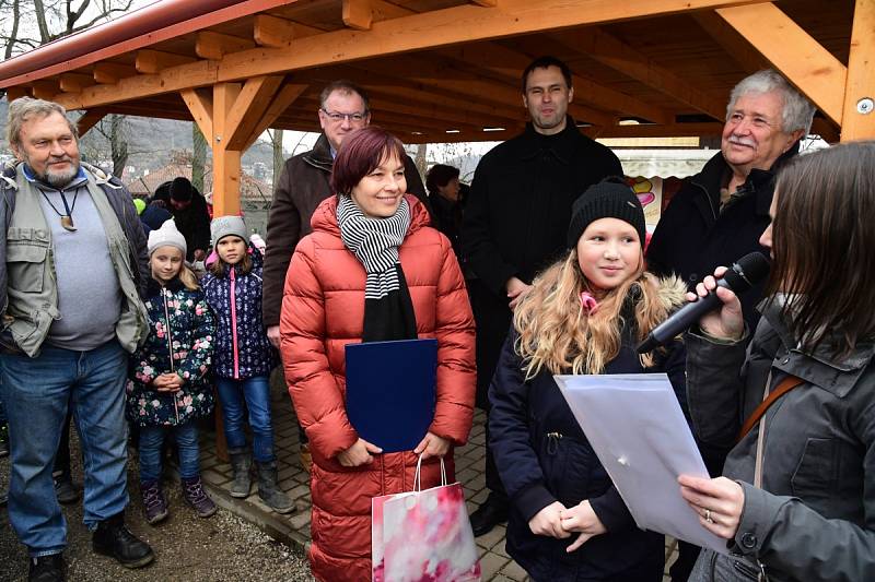 Z oslavy dvacátých narozenin medvědů Kuby a Matěje v areálu medvědária na Městské hoře v Berouně.