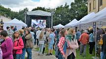 Oblíbený Letní festival plný kulinářských specialit  a doplněný příjemnou hudbou se opět po roce uskutečnil v zahradě Kladenského zámku. Pochoutky i mediální hvězdy přilákali do areálu na setkání opět mnoho návštěvníků z Kladna i okolí.