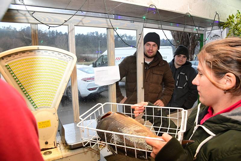 Z vánočního prodeje ryb na sádkách v králodvorských Popovicích.