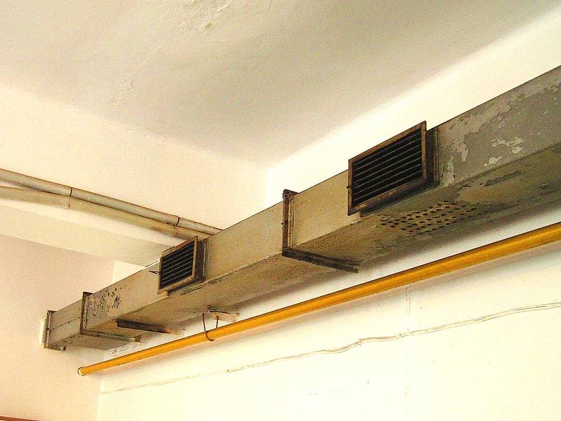 Vzduchotechnika v kuchyni ve školce Pod Homolkou je v katastrofálním stavu.